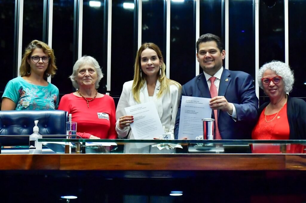 Debate sobre Regulação das Redes Sociais Ganha Força com Manifesto Nacional