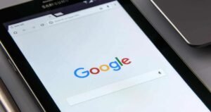 Impacto das declarações de Eddy Cue na indústria de tecnologia e ações do Google e Apple