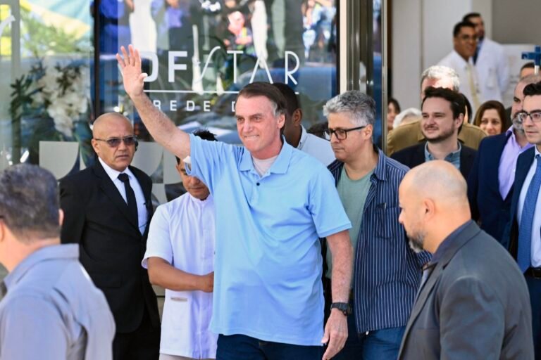 Bolsonaro expõe sua vulnerabilidade física e emocional nas redes sociais