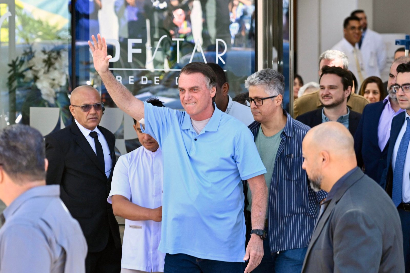 Bolsonaro expõe sua vulnerabilidade física e emocional nas redes sociais