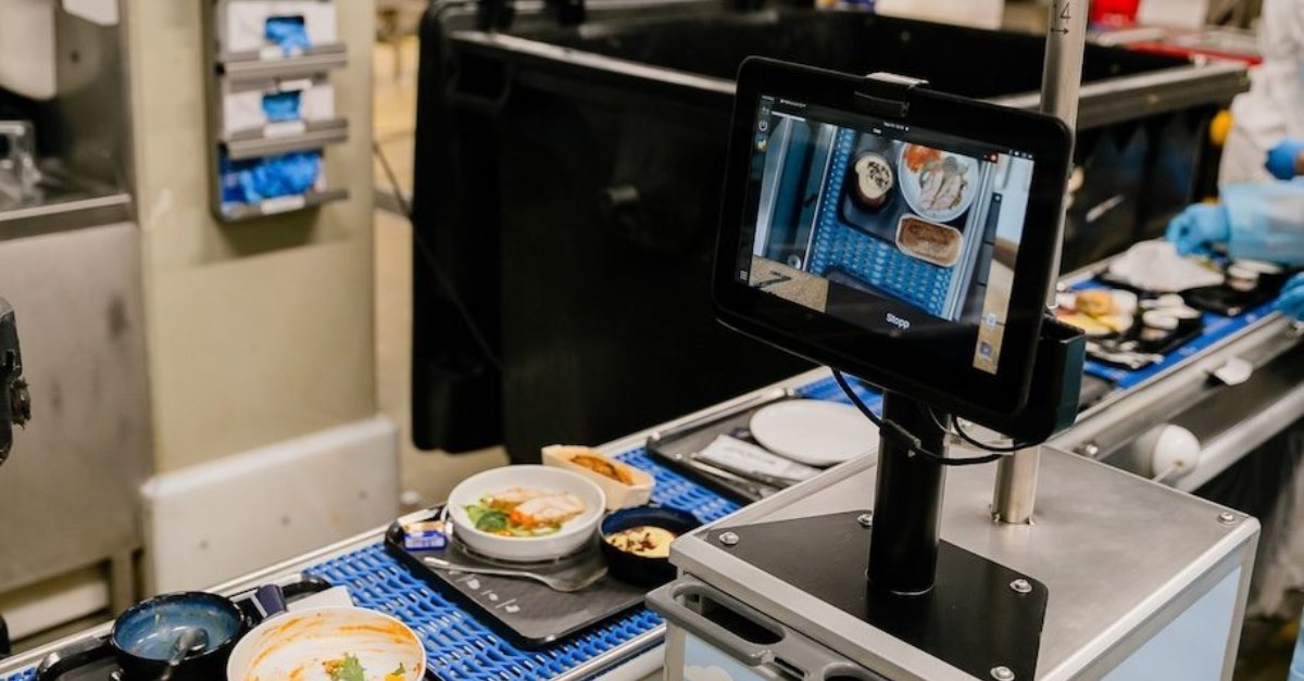 Redução do Desperdício de Comida a Bordo: Como a IA Está Revolucionando a Aviação Sustentável