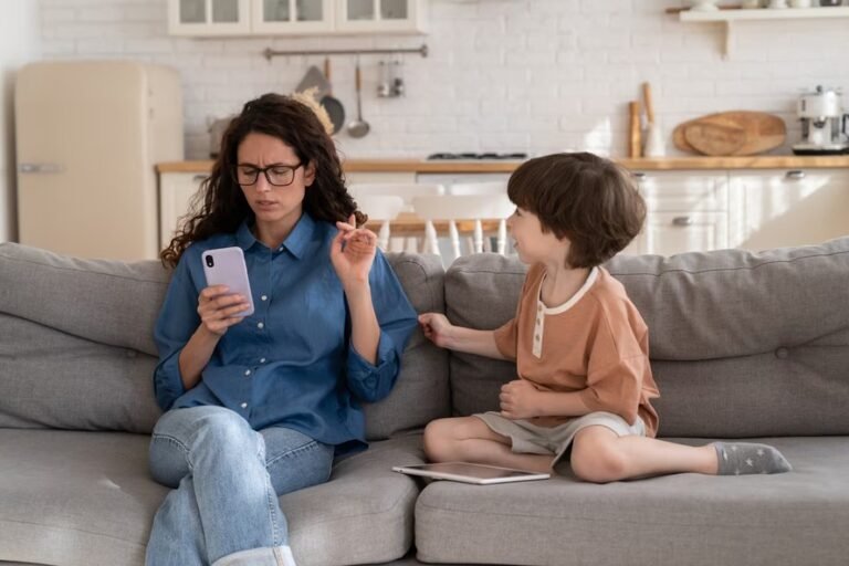Pais abandonam redes sociais e impulsionam saúde mental com novas atitudes